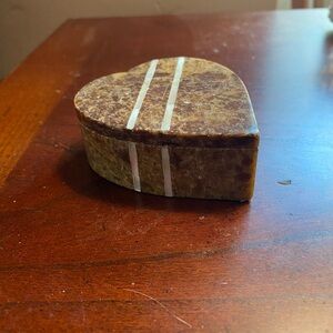 Granite heart shaped box w lid